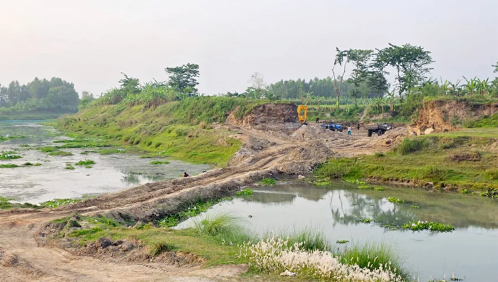 পাঁচবিবিতে ছোট যমুনা নদীর পাড় কেটে মাটি বিক্রির অভিযোগ